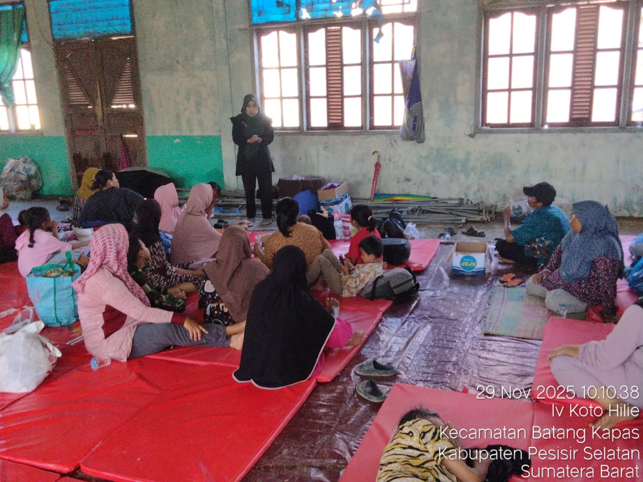 Penyuluhan  dan Pemeriksaan Kesehatan di Posko Pengungsian  di Nagari IV Koto Hilie