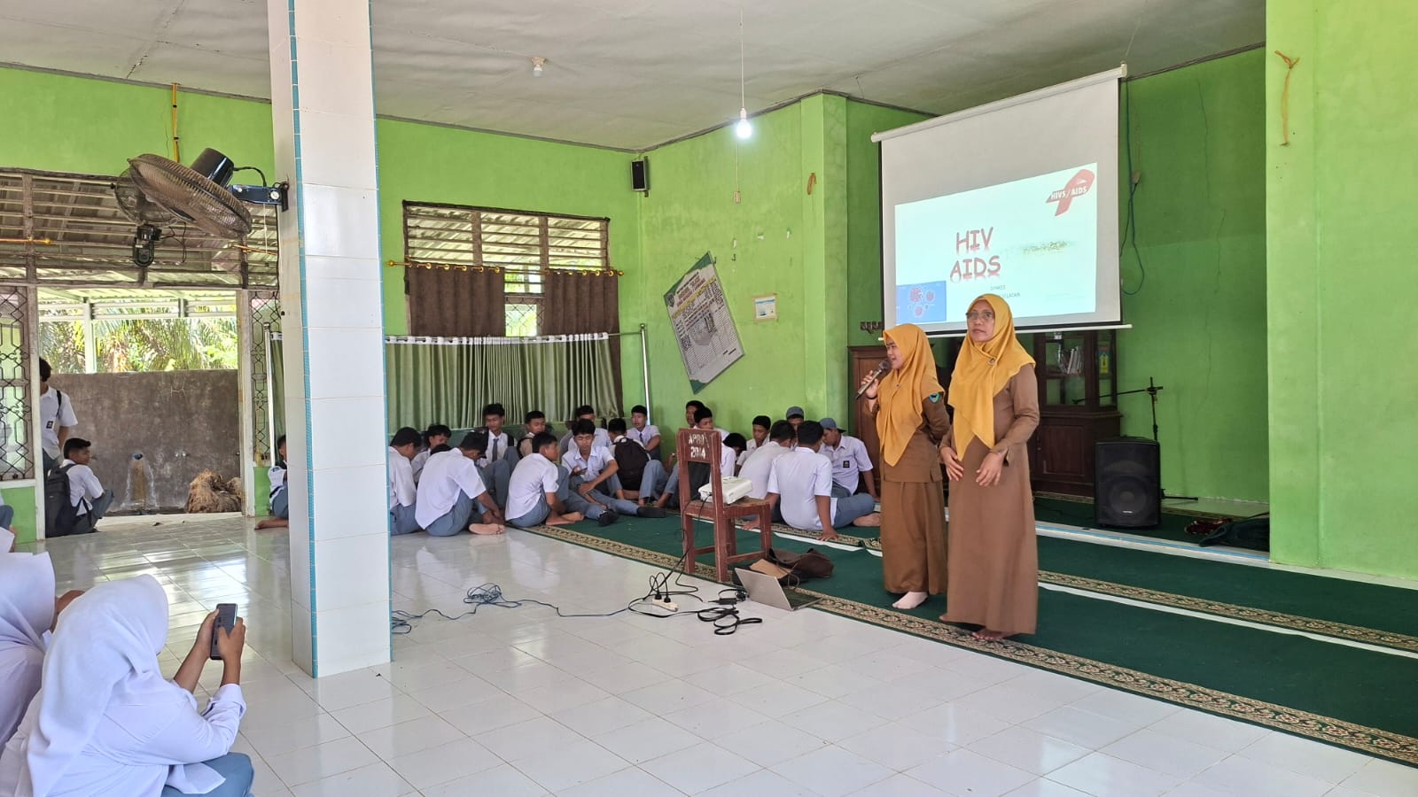 Penyuluhan Tentang Penyakit HIV AIDS di SMAN 1 Lunang
