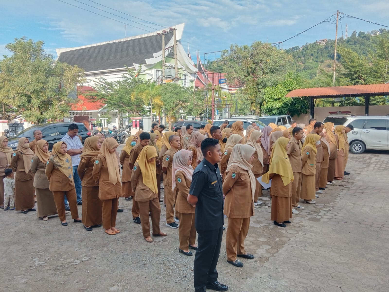 Pelaksanaan Apel Pagi Dinas Kesehatan, Pengendalian Penduduk dan KB Kabupaten Pesisir Selatan