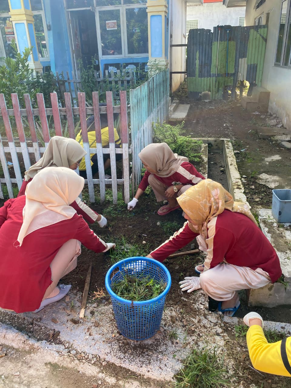 Gotong Royong Bersama Membersihkan Lingkungan di UPT Puskesmas Tapan
