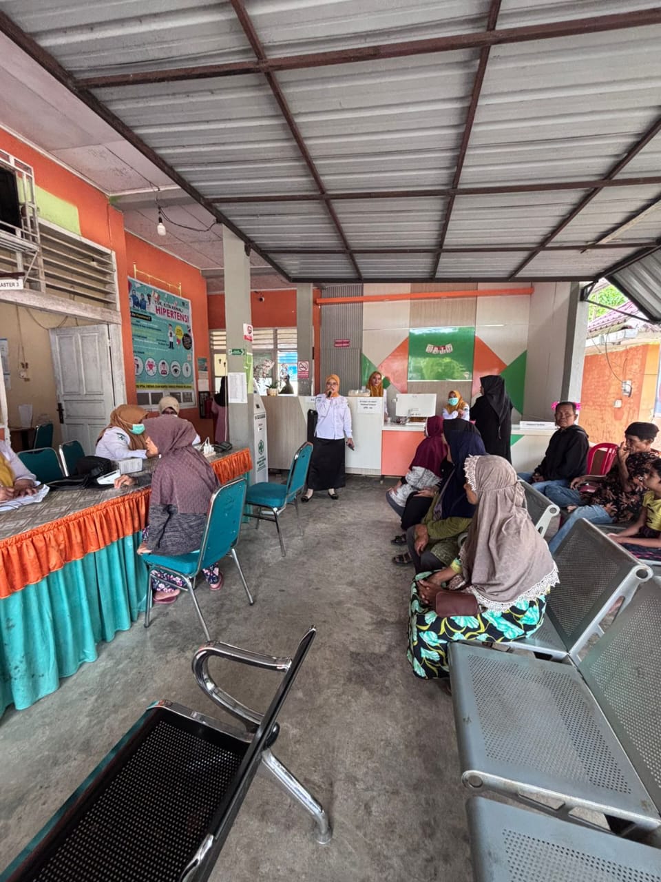 Penyuluhan Rabies di Ruang Tunggu PKM Barung-Barung Balantai