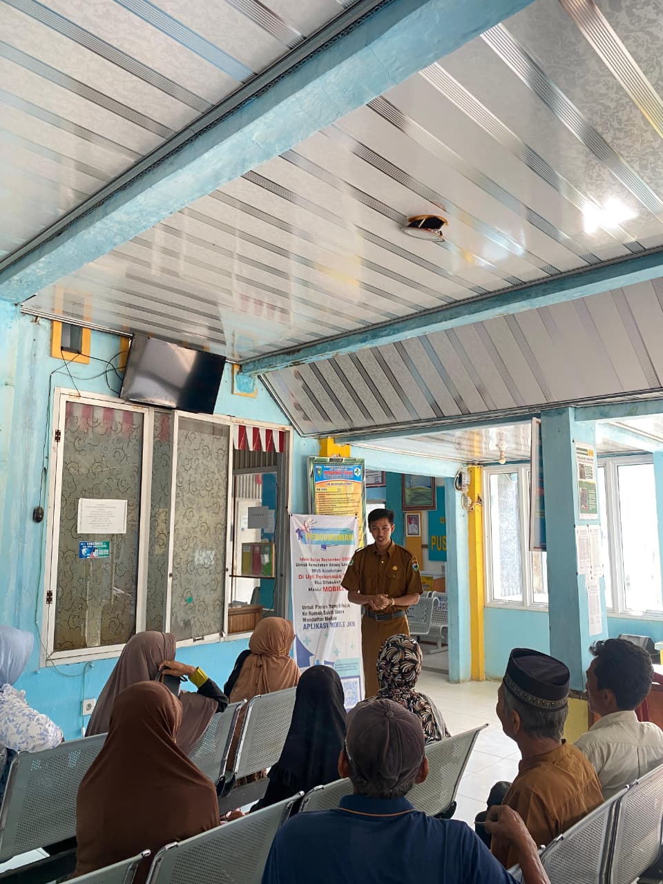 Edukasi Tentang Penggunaan Mobile JKN Kepada Pasien yang datang Ke UPT Puskesmas Tapan