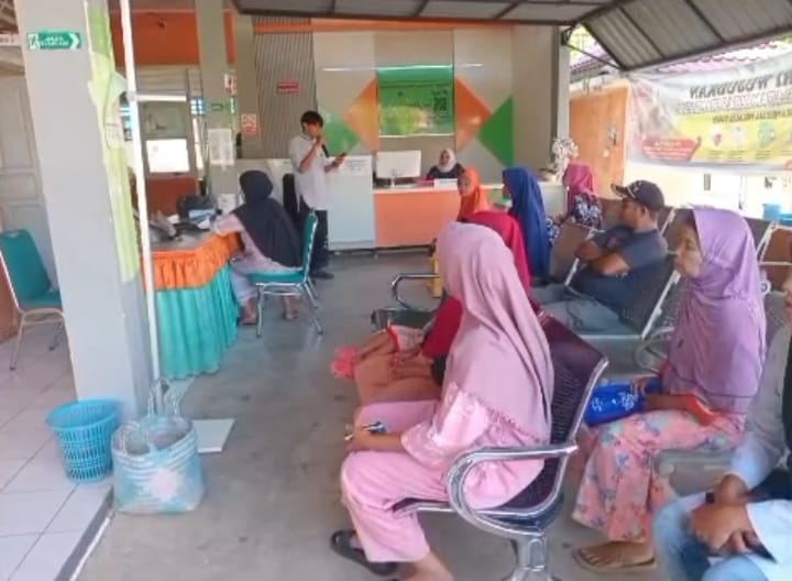Penyuluhan Tentang Hipertensi di Ruang Tunggu puskesmas Barung Barung Balantai