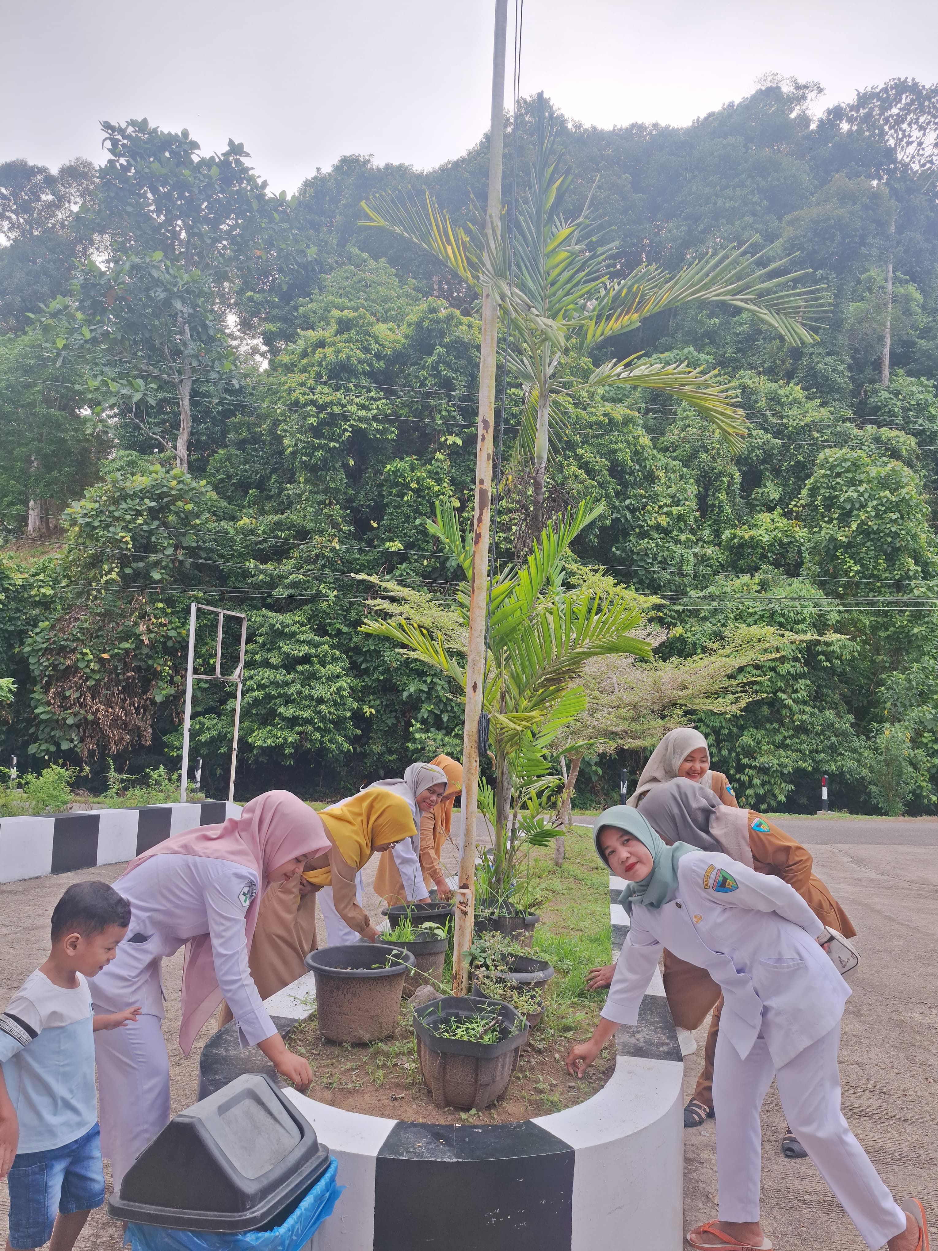 Gotong Royong dalam Kegiatan ASRI di UPT Puskesmas Kambang