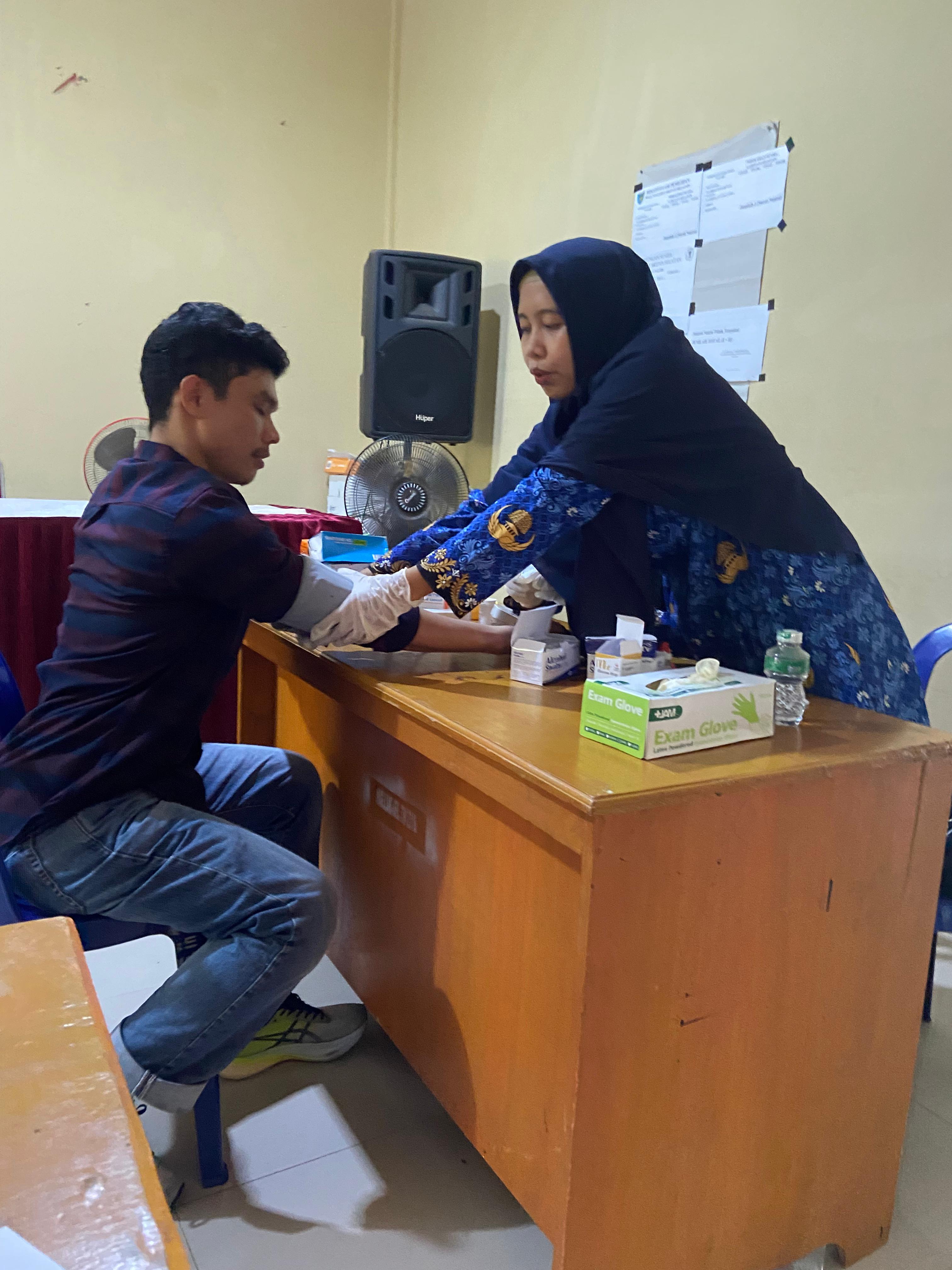 Deteksi Dini Penyakit Tidak Menular (PTM) dan Pemeriksaan Triple-E di kantor Wali Nagari Lakitan Sel