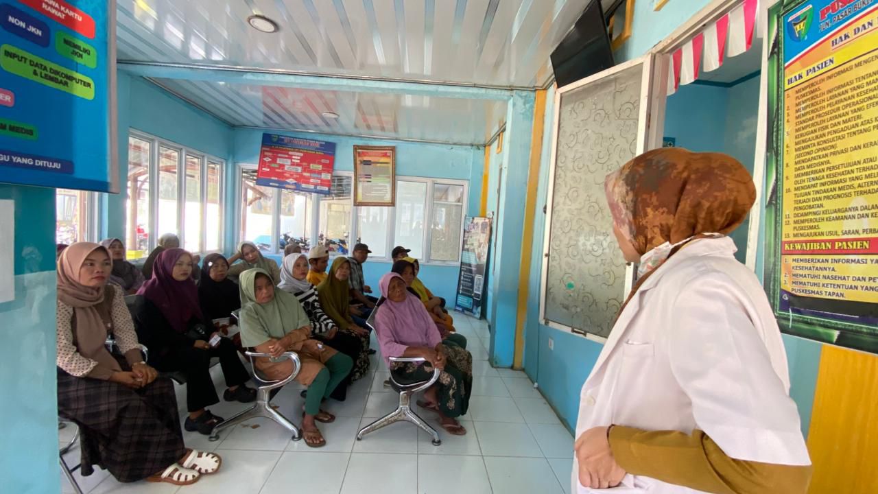 Penyuluhan Penyakit Infeksi Saluran Pernafasan Akut (ISPA) di Ruang Tunggu Pasien  UPT Puskesmas Tap