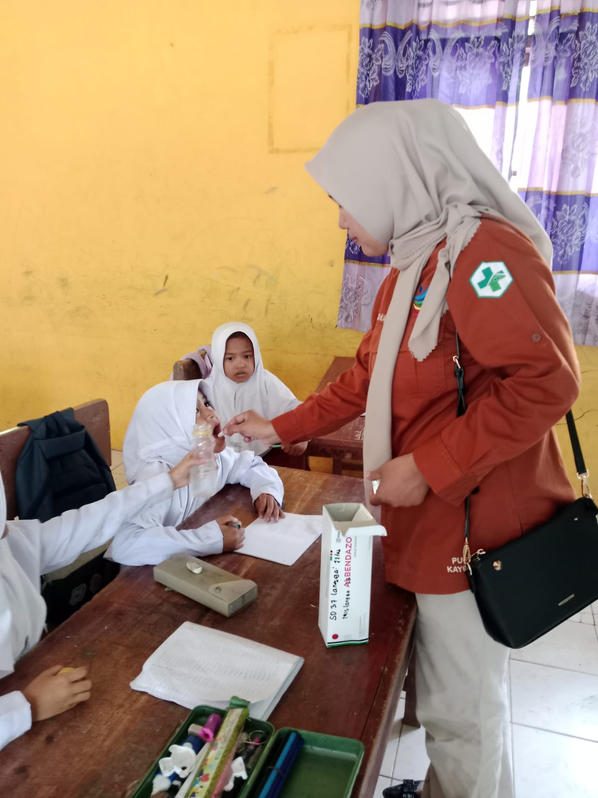 Pemberian Obat Pencegahan Secara Massal Cacingan (POPM) di Wilayah Kerja PKM Kambang