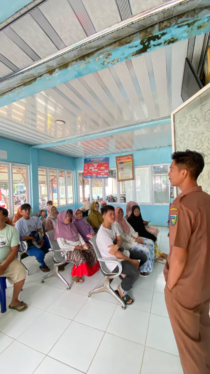 Edukasi tentang Pemilahan Sampah Organik dan An Organim Kepada Pasien yang Datang Ke Puskesmas Tapan