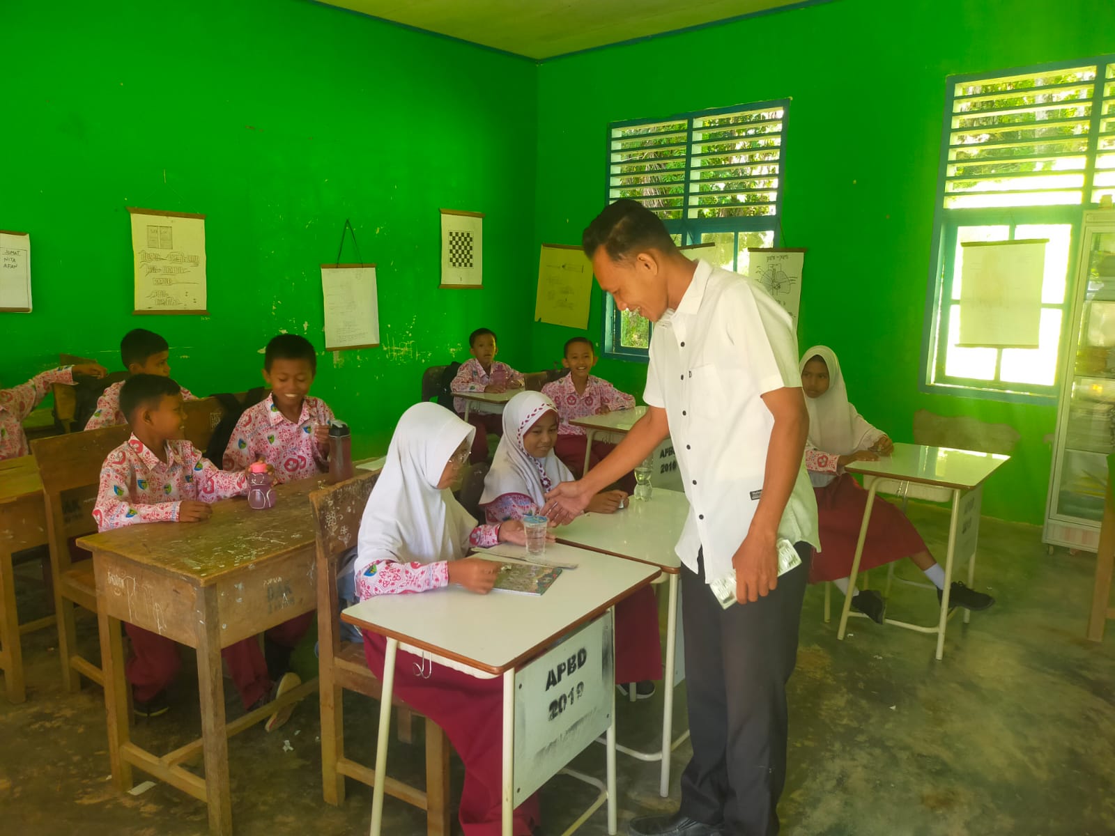Pemberian Obat Cacing ke sekolah dasar (SD) di Wilker Puskesmas Koto Baru