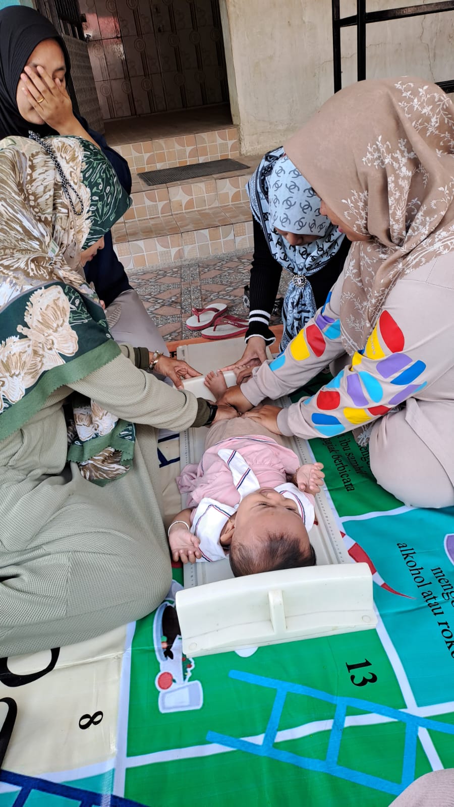 Penimbangan masal dan pemberian vitamin A di Posyandu Mawar II Nagari IV Koto Mudik