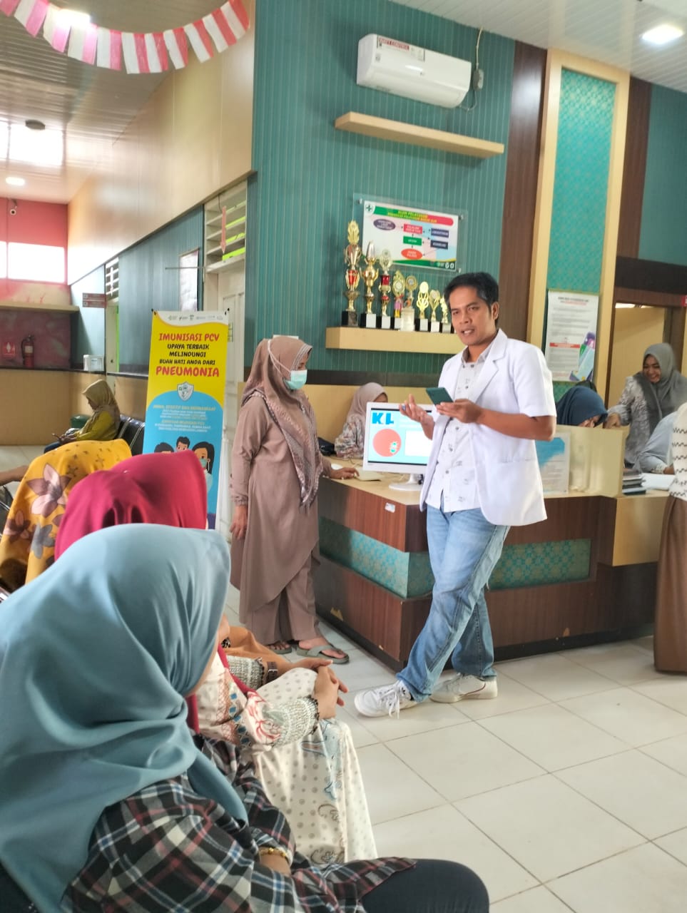 Penyuluhan tentang TBC paru kepada anak dan Orang Tua didalam Gedung Puskesmas Koto Baru