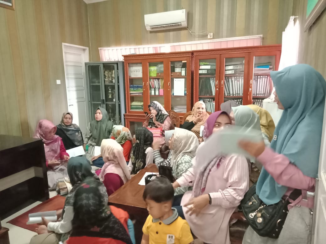 Sosialisasi crash program polio bersama bidan pustu poskesri dan pemegang posyandu di puskesmas kamb