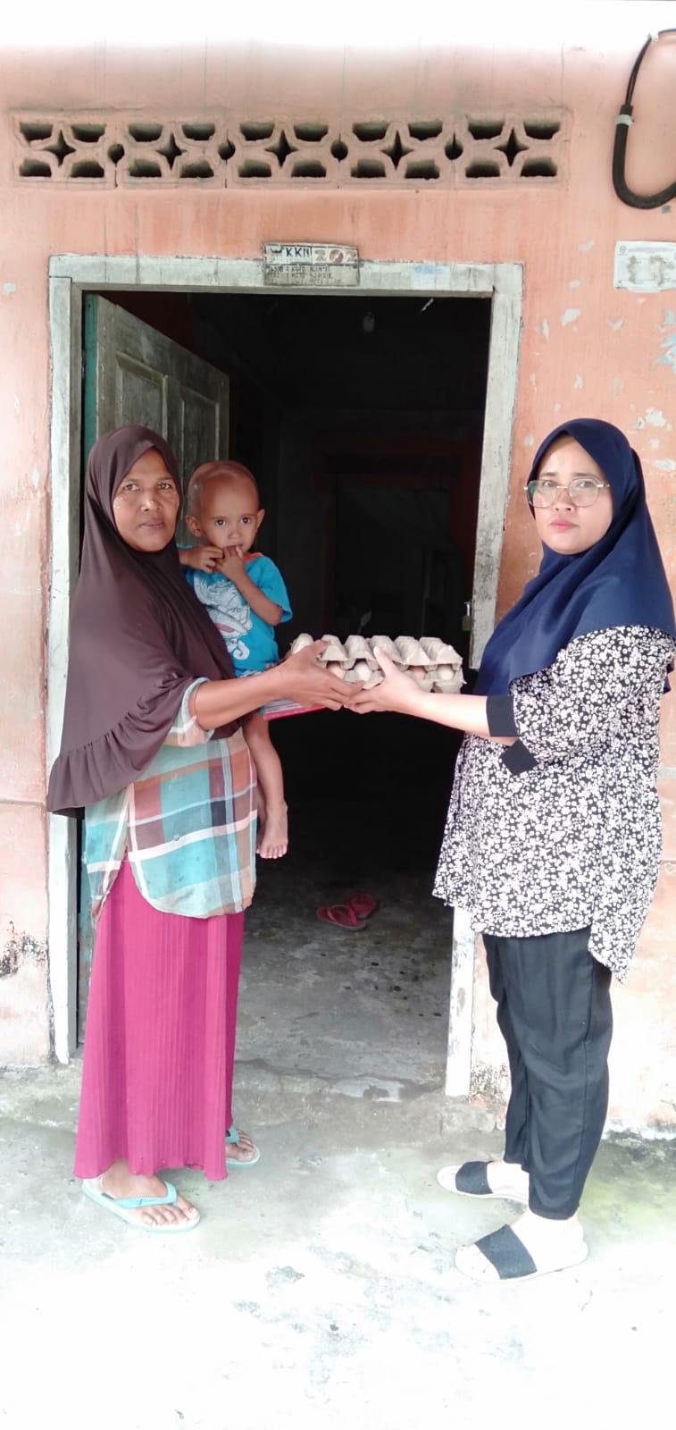 PENDISTRIBUSIAN PMT LOKAL (TELUR) BANTUAN DARI GUBERNUR SUMBAR KEPADA BADUTA STUNTING DI WILAYAH KER