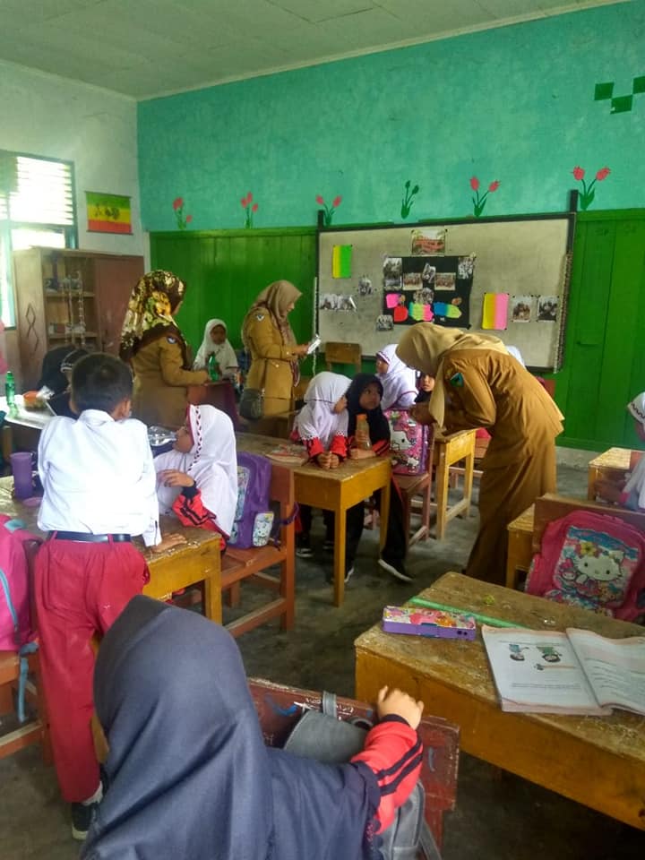 Puskesmas IV Koto Mudik di lapangan untuk melaksanakan penimbangan, kelas Bumil dan dan balita serta