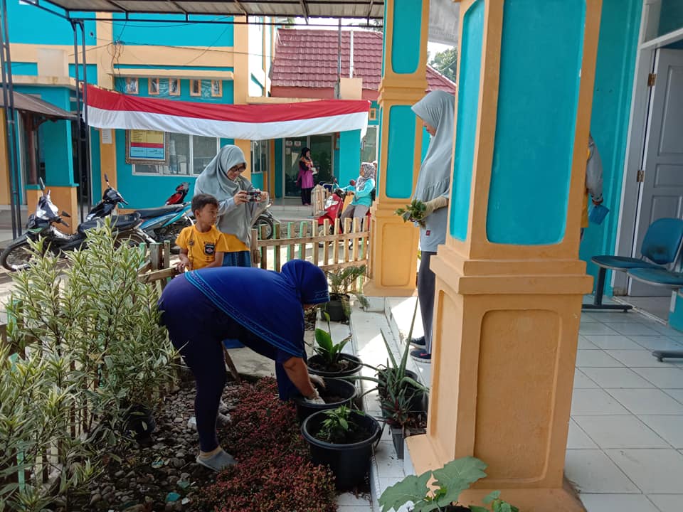 PENANAMAN TANAMAN OBAT KELUARGA (TOGA) DI UPT PUSKESMAS TAPAN