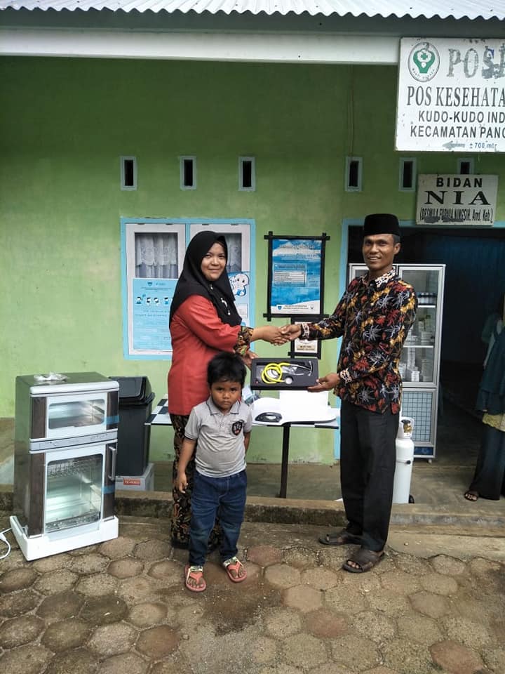 PENYERAHAN BANTUAN ALKES DARI PEMNAG KUDO-KUDO UNTUK POSKESRI KUDO-KUDO