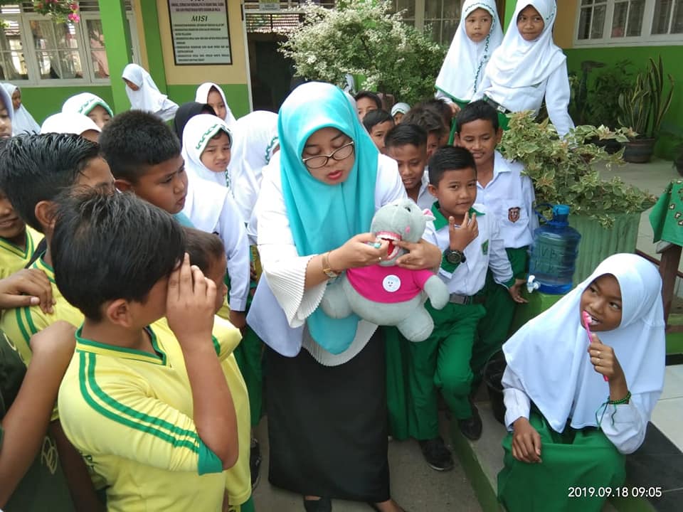 Kegiatan Upaya Kesehatan Gigi Sekolah (UKGS) di MIN 5 Pesisir Selatan wilayah kerja Puskesmas Pasar 