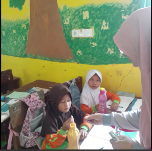 Pemberian Obat cacing pada Anak Sekolah di Wilker Puskesmas Tanjung Beringin