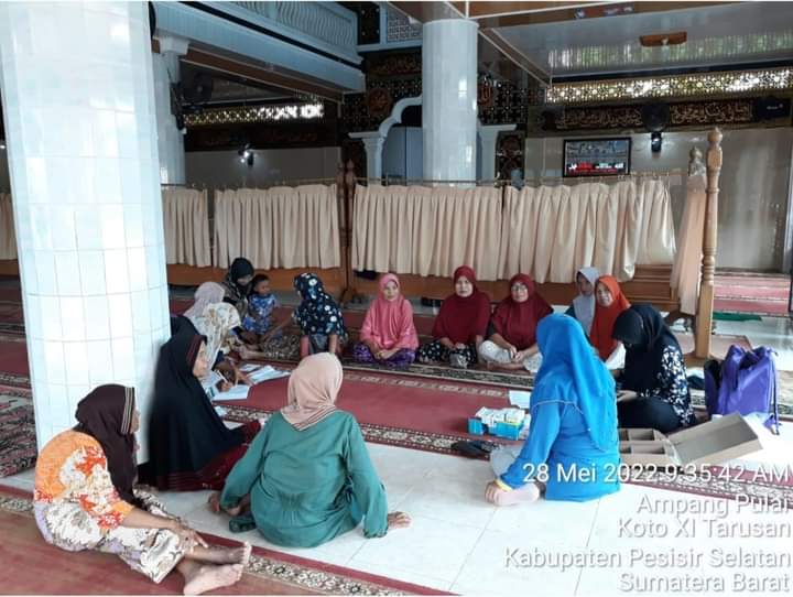 Tim Lansia UPT Puskesmas Tarusan lakukan Posyandu Lansia di Nagari Pulau Karam
