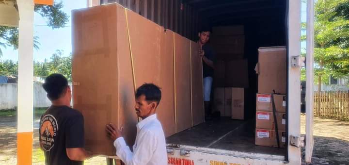 Puskesmas Airpura mendapatkan Alat kesehatan berupa tempat Tidur dan kursi Roda dari Dinas Kesehatan