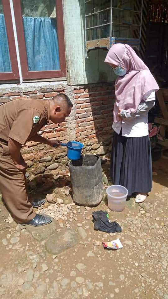 PETUGAS PUSKESMAS RAHUL KUNJUNGI 2 RUMAH PASIEN DEMAM BERDARAH NAGARI LIMAU PURUT TAPAN. 