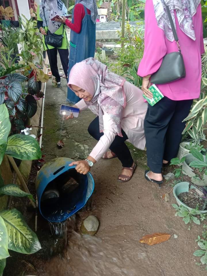 Tim Pemberantasan Sarang Nyamuka UPT Puskesmas Tarusan Riza Sari Putri   melakukan pemberantasan sar