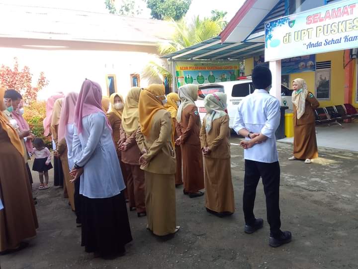 Apel pagi seluruh staf Puskesmas Lumpo di pimpin langsung oleh kepala Puskesmas Lumpo dr. Salma Anas