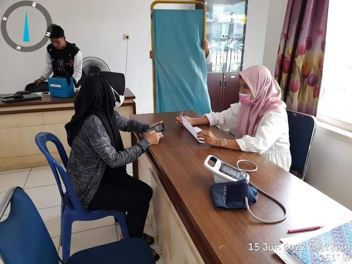 Tim Vaksinator UPT Puskesmas Tarusan  memberikan vaksinasi booster kepada 18 orang masyarakat