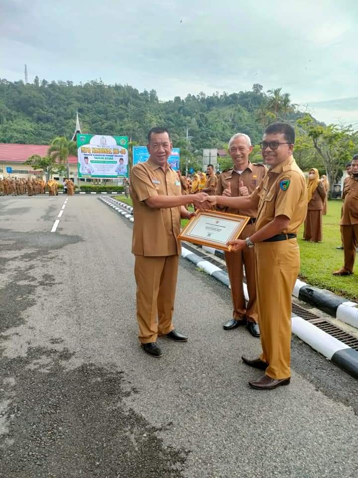 Bupati  Kab.Pesisir Selatan drs. Rusmayul Anwar Menyerahkan piagam penghargaan Eliminasi Malaria kep