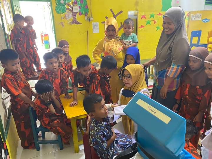 Tim Vaksinator UPT Puskesmas Tarusan  melakukan pemberian imunisasi campak 