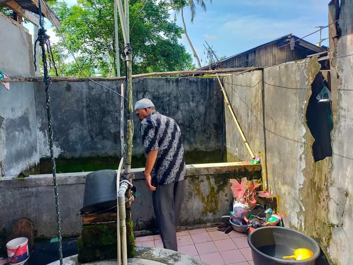 Puskesmas Pasar Kuok melakukan pemeriksaan Lingkungan sekitar rumah pasien DBD