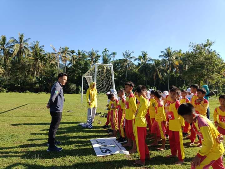 Petugas Kesjaor Puskesmas Koto Berapak lakukan tes Kebugaran  di SDN 08 Koto Berapak.