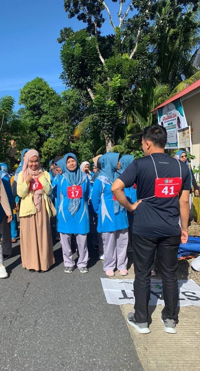 Puskesmas Koto Berapak bersama masyarakat Nagari Koto Baru melakukan Tes Kebugaran.