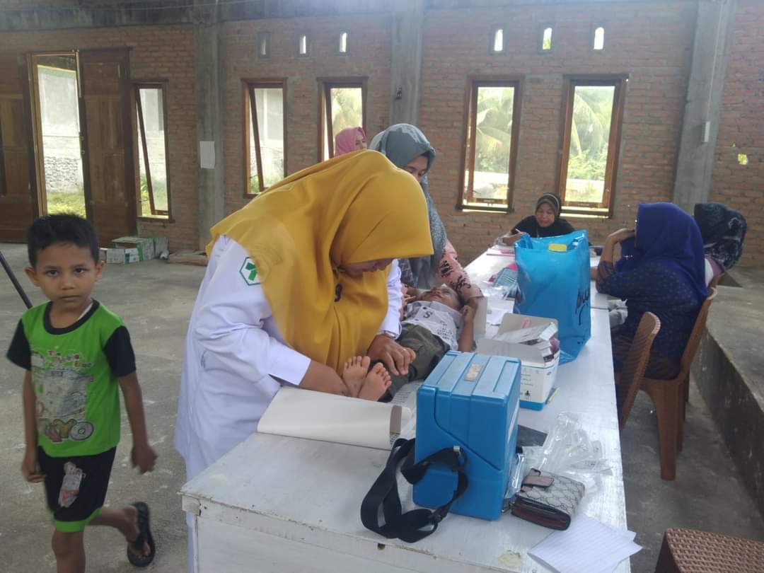 Tenaga Gizi Puskesmas ( TGP ) UPT Puskesmas Tarusan   melakukan pemantauan pertumbuhan balita di pos