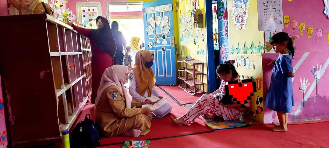 Kepala UPT Puskesmas Tarusan  dr. Yessy Rivai  dan Bidan Kooardinator Roravina berikan edukasi pada 