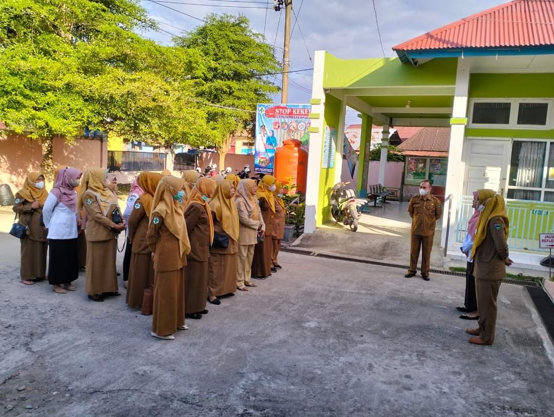 Puskesmas Pasar baru melaksanakan apel yang di pimpin langsung oleh kepala puskesmas pasar baru drg.