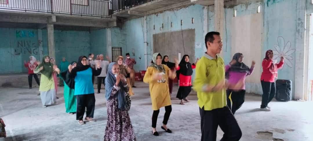 UPT Puskesmas Tarusan melakukan pemeriksaan kesehatan berkala kepada kader dan tokoh masyarakat 