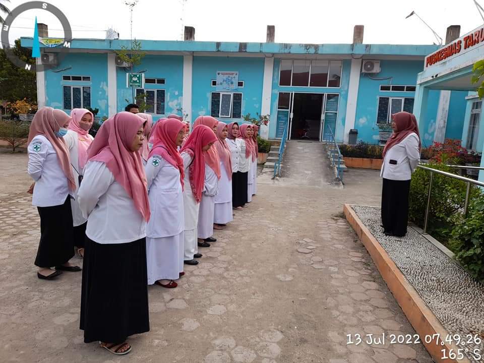 Apel pagi UPT Puskesmas Tarusan  dipimpin oleh Kepala UPT Puskesmas Tarusan Dr. Yessy Rivai