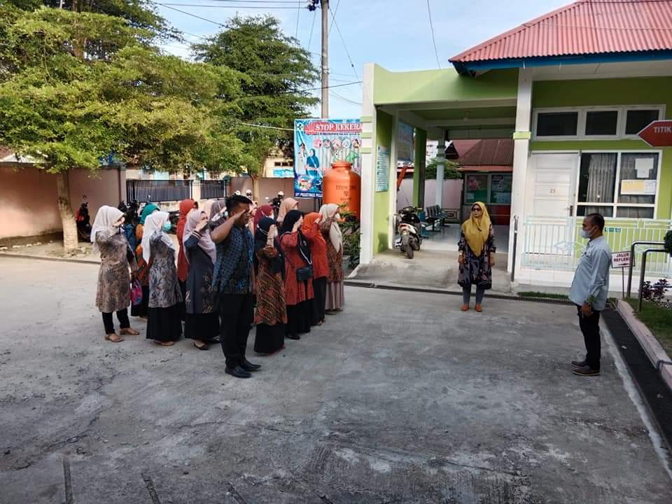 Pelaksanaan apel pagi hari ini di pimpin oleh kepala Tata Usaha Al Ashari puskesmas pasar baru