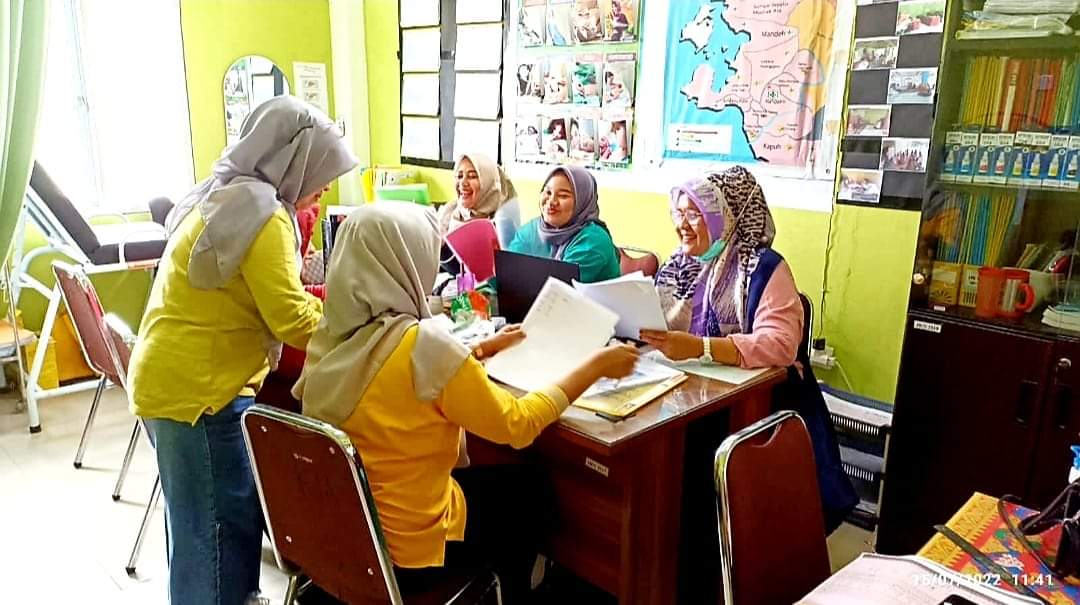 Ketua Pokja UKM UPT Puskesmas Tarusan membahas dokumen akresitasi
