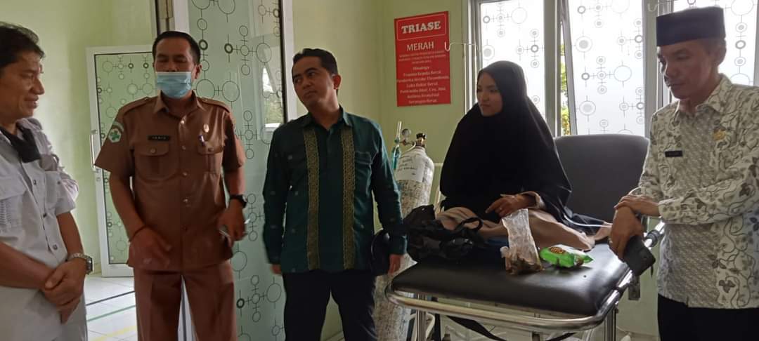 Kunjungan Wakil Bupati Kabupaten Pesisir Selatan Melihat Kondisi Kafilah MTQ di Puskesmas Rahul