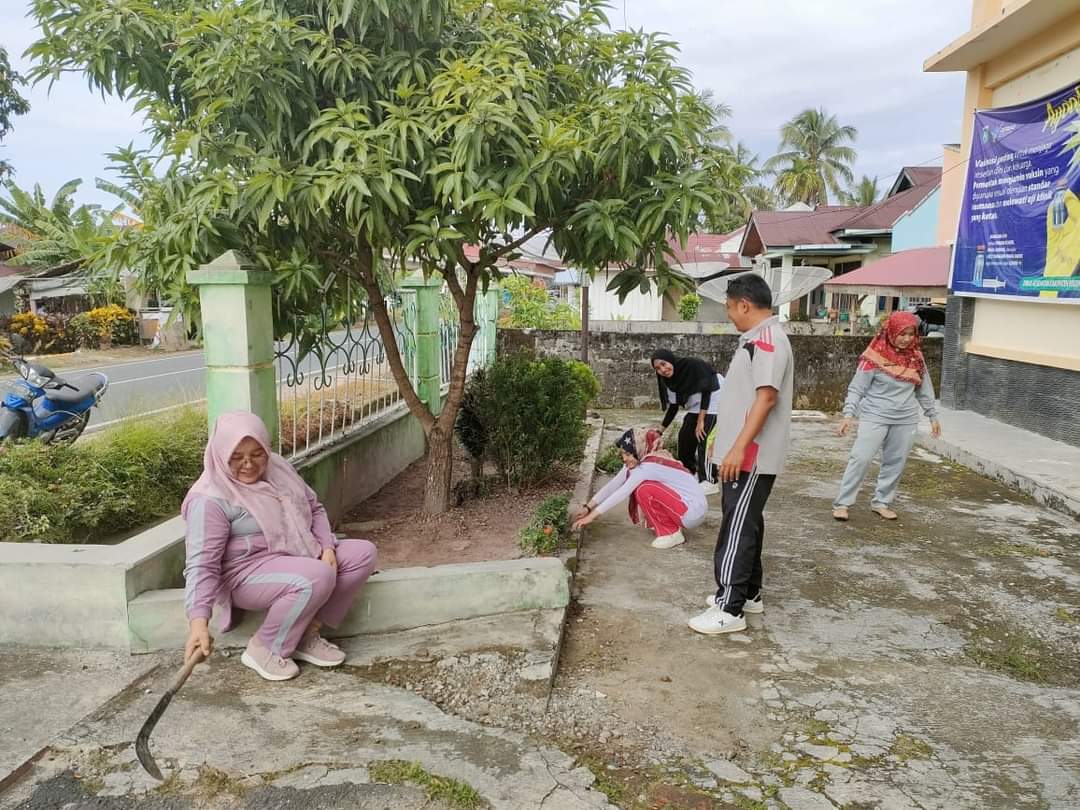 Puskesmas Koto Berapak bergotong-royong untuk membuat TOGA Puskesmas.