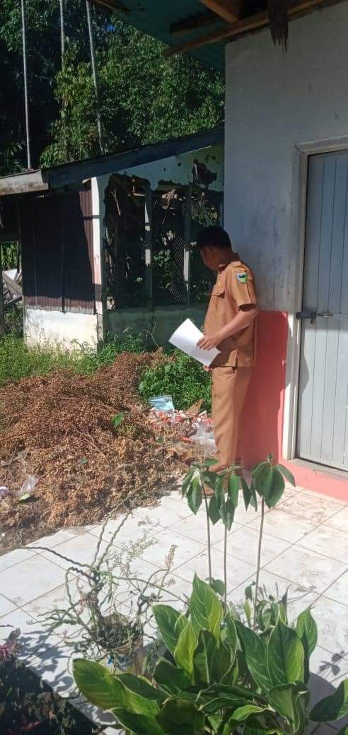 Petugas Sanitarian Puskesmas Koto Berapak lakukan Inspeksi Sanitasi Sekolah di sekolah sd 08 dan 24 