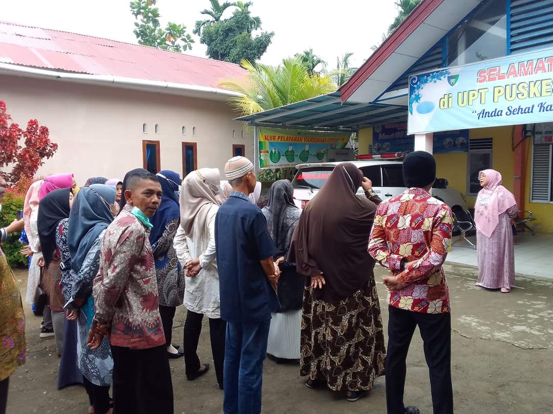 Apel pagi seluruh staf Puskesmas Lumpo di pimpin oleh KTU Puskesmas Lumpo Bidan Almawenni STr.Keb