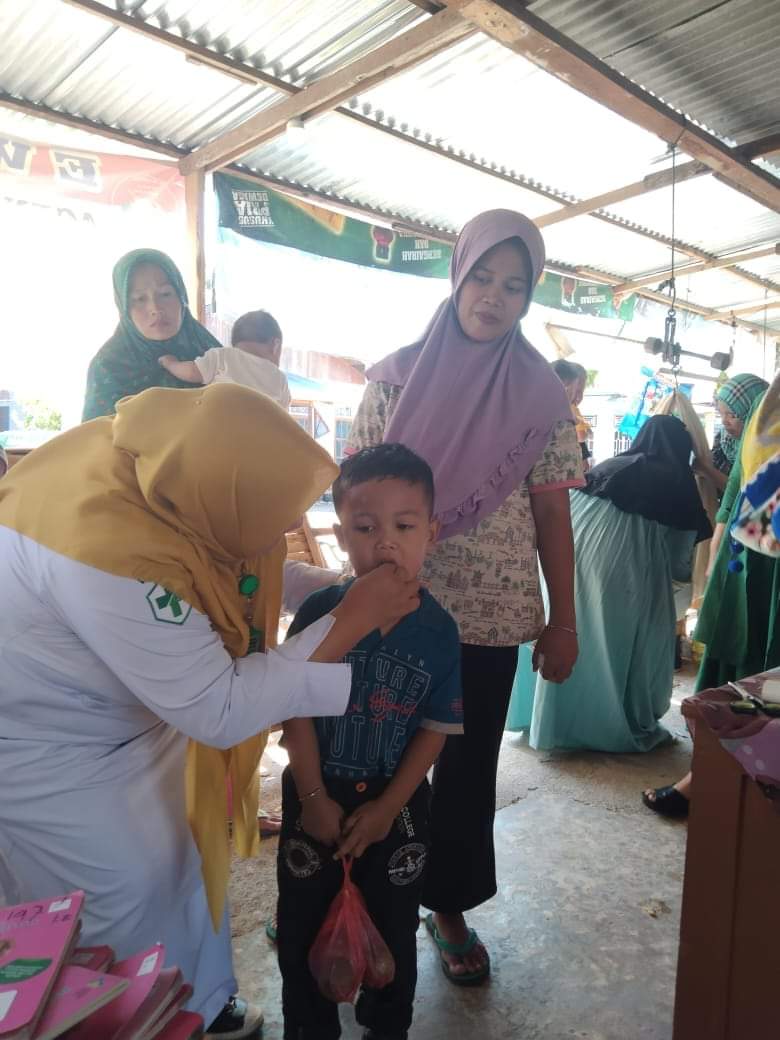 UPT Puskesmas Tarusan melakukan pemberian Vitamin A kepada bayi dan balita di posyandu. 
