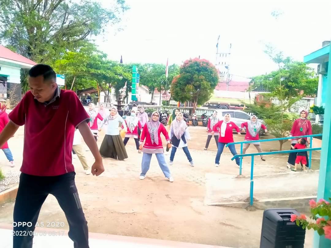 staf UPT Puskesmas Tarusan  melakukan kegiatan aktivitas fisik