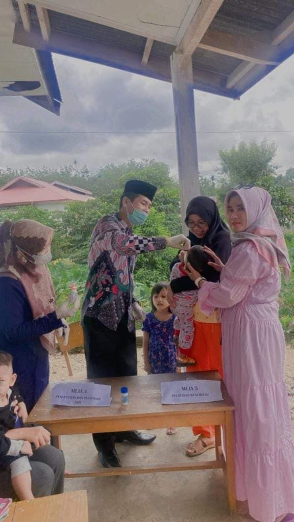  Kepala Puskesmas Rahul  dalam rangka Penimbangan Massal dan Pemberian Vitamin A di Posyandu Pinang 