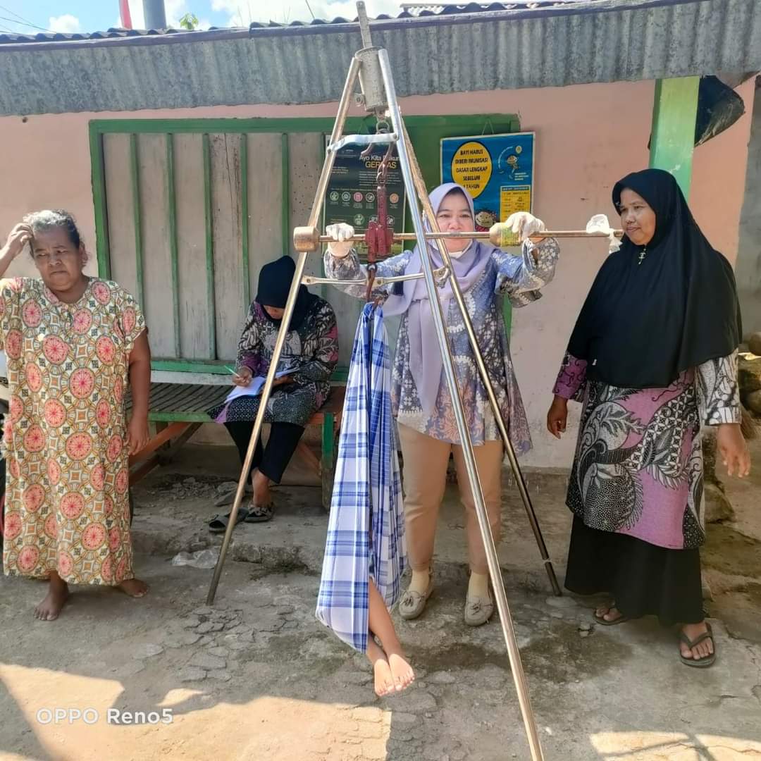 PENIMBANGAN MASSAL DAN PEMBERIAN VITAMIN A DI POSYANDU WILAYAH KERJA PUSKESMAS LUMPO
