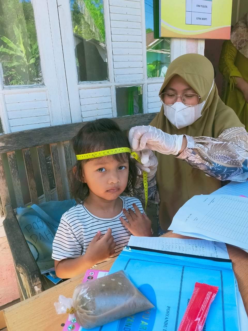 PENIMBANGAN MASSAL DAN PEMBERIAN VITAMIN A DI POSYANDU WILAYAH KERJA PUSKESMAS LUMPO