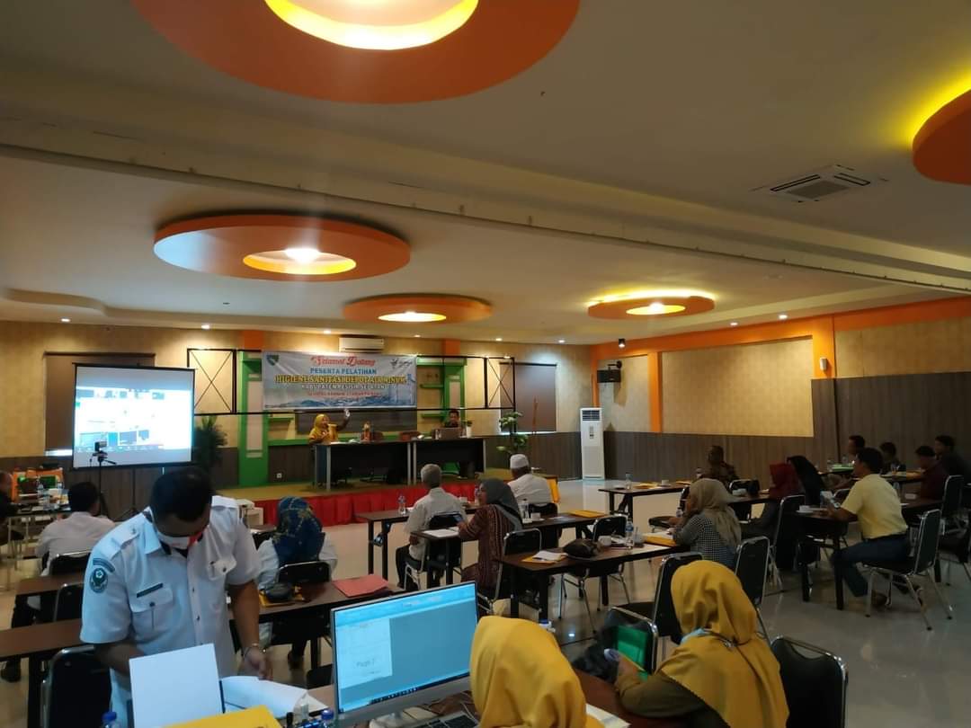 Pengelola DAM ( Depot Air Minum) mengikuti pelatihan Higiene Sanitasi yg dilaksanakan secara Hybrid 